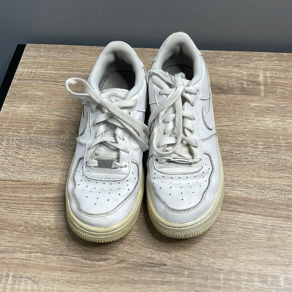 NIKE Air Force 1 Unisex Youth Sneakers White on White Leather Basketball Size 7Y - Picture 5 of 11